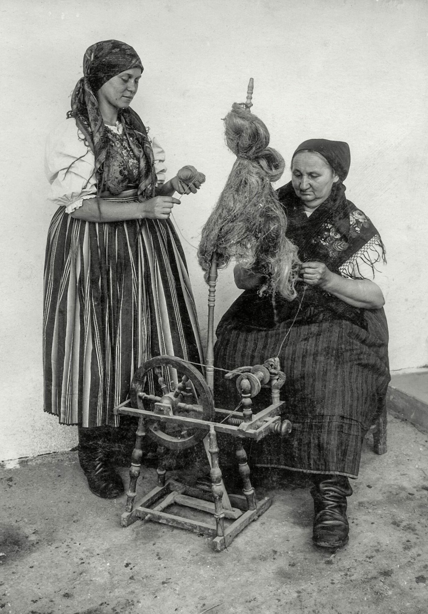 Spinnerinnen inVincjet/Dürnbach um 1930 Foto Franz Swoboda. Quelle:bgld. Landesarchiv Fotosammlung